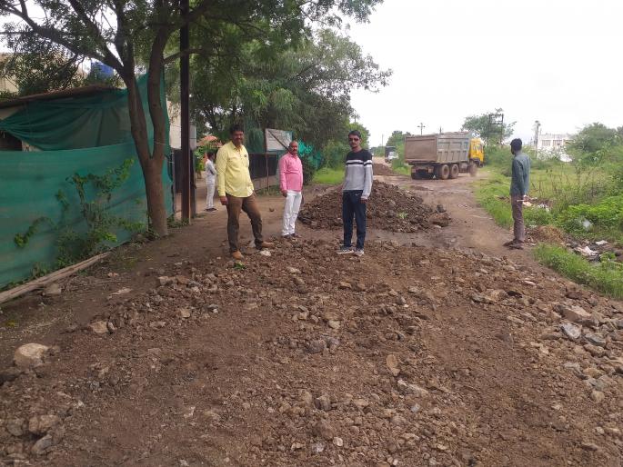 Road repair work in industrial area started | औद्योगिक क्षेत्रातील रस्ते दुरुस्तीचे काम सुरु Road repair work in industrial area started | औद्योगिक क्षेत्रातील रस्ते दुरुस्तीचे काम सुरु