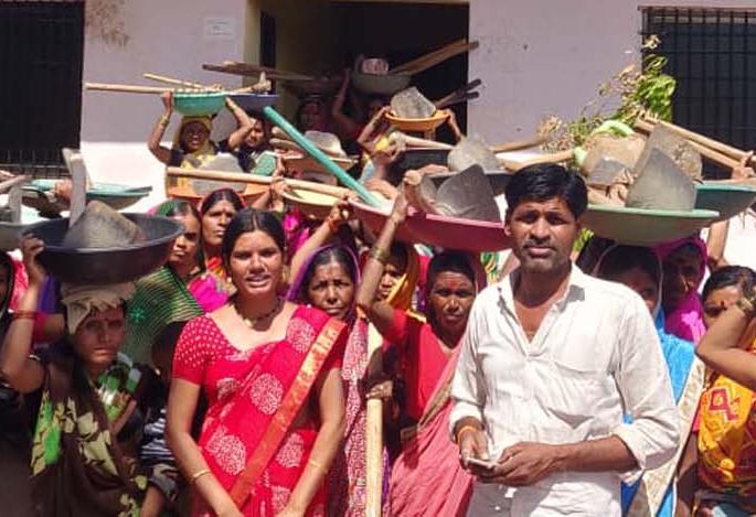 Khandavi laborers have five hours of encirclement | खांडवीच्या मजुरांचा पाच तास घेराव Khandavi laborers have five hours of encirclement | खांडवीच्या मजुरांचा पाच तास घेराव