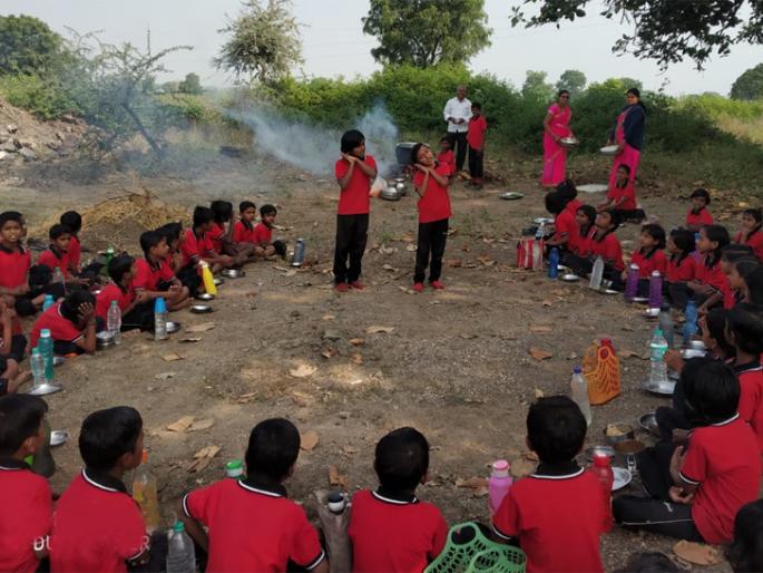 Students ramble in the nature school | विद्यार्थी रमले निसर्गशाळेत Students ramble in the nature school | विद्यार्थी रमले निसर्गशाळेत