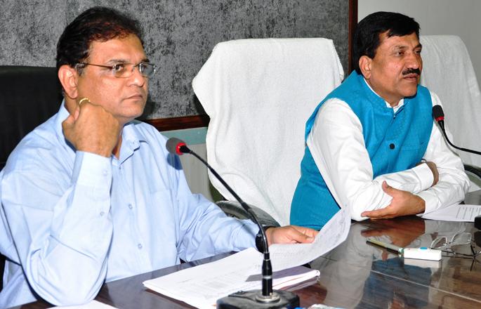  Submit drought relief immediately to farmers' account | दुष्काळी अनुदान तातडीने शेतकऱ्यांच्या खात्यावर जमा करा