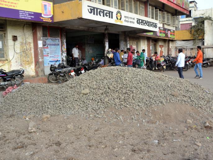 Work of ST stand pending from 1 year | वर्ष उलटूनही काम ठप्प! Work of ST stand pending from 1 year | वर्ष उलटूनही काम ठप्प!
