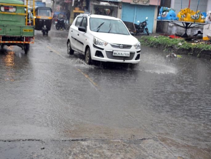 Rain showers in district after a long waiting | महिन्याच्या प्रतीक्षेनंतर वरुणराज अखेर प्रसन्न !