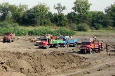 Sand smugglers walk game at night! | रात्रीस खेळ चाले वाळू तस्करांचा ...! Sand smugglers walk game at night! | रात्रीस खेळ चाले वाळू तस्करांचा ...!