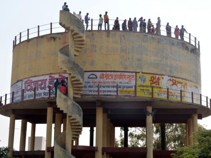 Sholay style agitation of the villagers | ग्रामस्थांचे शोले स्टाईल आंदोलन Sholay style agitation of the villagers | ग्रामस्थांचे शोले स्टाईल आंदोलन