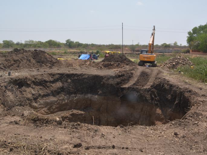 Thieft from pipeline | जलवाहिनीच्या पाण्यावर डल्ला Thieft from pipeline | जलवाहिनीच्या पाण्यावर डल्ला