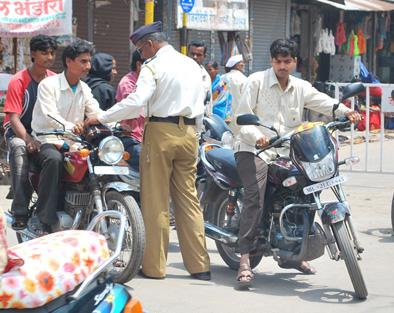 Discipline the traffic of Jalna city | जालना शहरातील वाहतुकीला शिस्त लावा Discipline the traffic of Jalna city | जालना शहरातील वाहतुकीला शिस्त लावा