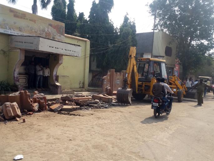 Enchrochments demolished | परतुरातील अतिक्रमणांवर हातोडा