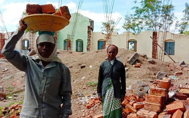 National anthem for working women; The national anthem begins to alert | निरक्षर कामगार महिलांना आहे राष्ट्रगीताचे भान; राष्ट्रगीत सुरू होताच होतात सावधान National anthem for working women; The national anthem begins to alert | निरक्षर कामगार महिलांना आहे राष्ट्रगीताचे भान; राष्ट्रगीत सुरू होताच होतात सावधान