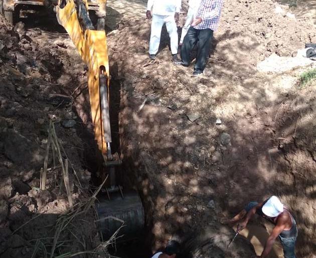Junkwadi water tank break; Awakening for repair | जायकवाडी जलवाहिनीला भगदाड; दुरूस्तीसाठी जागरण Junkwadi water tank break; Awakening for repair | जायकवाडी जलवाहिनीला भगदाड; दुरूस्तीसाठी जागरण