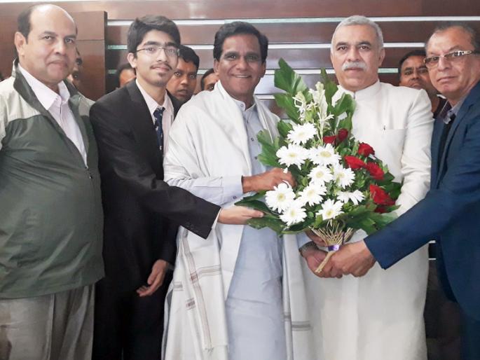 The descendants of Nizam visit at Danve's house | निजामाच्या वंशजांनी घेतली दानवेंची भेट The descendants of Nizam visit at Danve's house | निजामाच्या वंशजांनी घेतली दानवेंची भेट