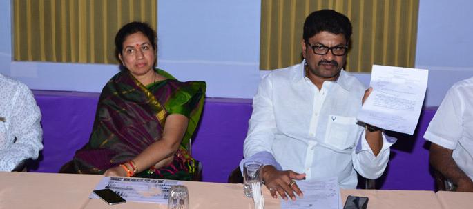 Conflict between MahaVitaran and municipality | महावितरण व पालिकेत बिलावरून सुंदोपसुंदी Conflict between MahaVitaran and municipality | महावितरण व पालिकेत बिलावरून सुंदोपसुंदी