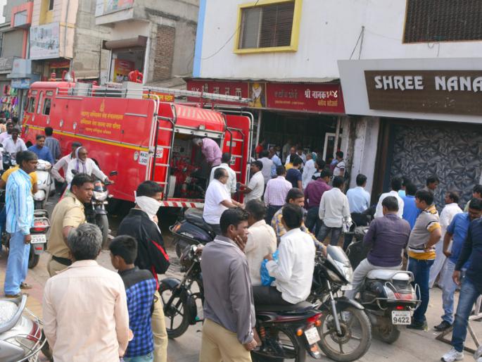 Fire in the main market | मुख्य बाजारपेठेतील कापड दुकानास आग