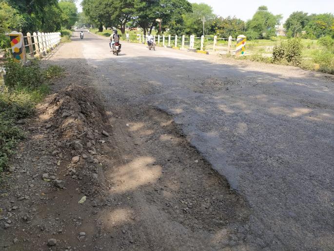 Accidents increase due to potholes near old Shemli bridge | जुनी शेमळी पुलाजवळील खड्ड्यांमुळे अपघातात वाढ Accidents increase due to potholes near old Shemli bridge | जुनी शेमळी पुलाजवळील खड्ड्यांमुळे अपघातात वाढ