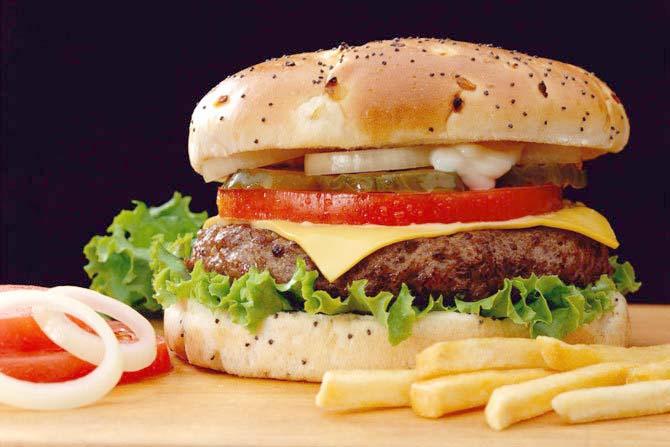 Junk Food sold by teachers in Chatter School of Nashik | नाशिकच्या किलबिल शाळेत शिक्षकांकडून जंकफूडची विक्री Junk Food sold by teachers in Chatter School of Nashik | नाशिकच्या किलबिल शाळेत शिक्षकांकडून जंकफूडची विक्री