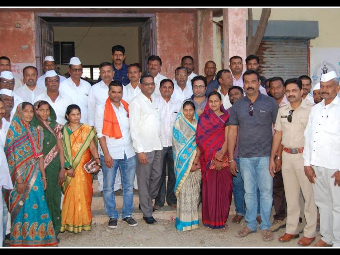 The sarpancha ran the right of two votes | सरपंचाने बजावला दोन मतांचा अधिकार