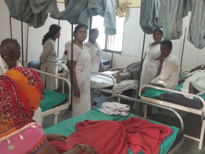 Bee attack on devotees in Khamkhed | खामखेड्यात भाविकांवर मधमाशांचा हल्ला Bee attack on devotees in Khamkhed | खामखेड्यात भाविकांवर मधमाशांचा हल्ला