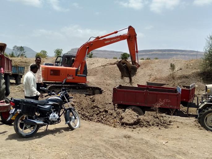 Removal of sludge from three percolation ponds | तीन पाझर तलावातून गाळ काढण्याचे काम Removal of sludge from three percolation ponds | तीन पाझर तलावातून गाळ काढण्याचे काम