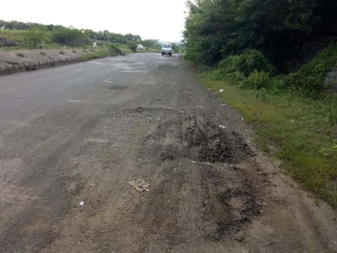 The passenger was disturbed by the rocks on the Nashik-Aurangabad highway | नाशिक-औरंगाबाद हायवेवरील खड्यांमुळे प्रवाशी झाले हैराण The passenger was disturbed by the rocks on the Nashik-Aurangabad highway | नाशिक-औरंगाबाद हायवेवरील खड्यांमुळे प्रवाशी झाले हैराण