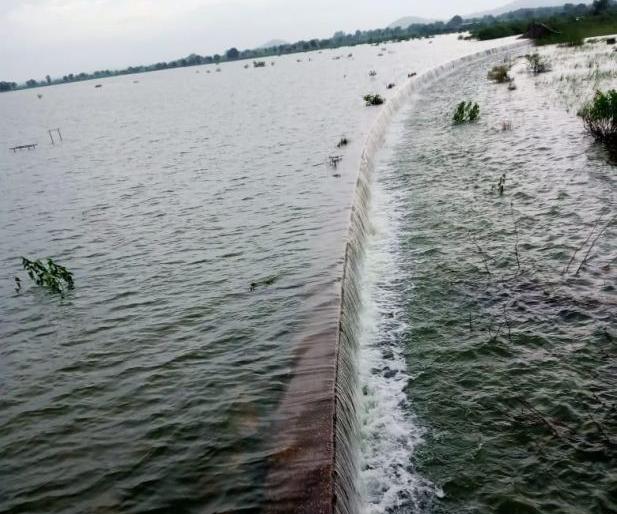 Totladoh, Pench Khairi and Khindsi overflowed again | तोतलाडोह, पेंच खैरी व खिंडसी पुन्हा ओव्हर फ्लो Totladoh, Pench Khairi and Khindsi overflowed again | तोतलाडोह, पेंच खैरी व खिंडसी पुन्हा ओव्हर फ्लो
