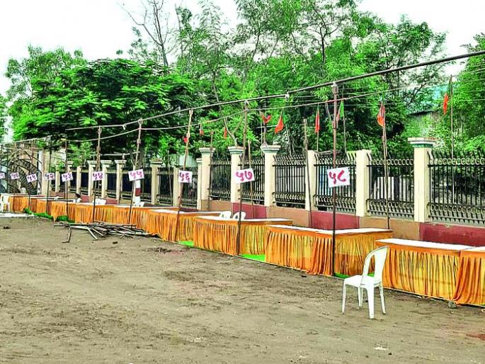 Khamgaon: Chaos in Stall set up of Women self help Groups | खामगाव : महिला बचत गटाच्या मेळाव्यात स्टॉल उभारणीचा घोळ! Khamgaon: Chaos in Stall set up of Women self help Groups | खामगाव : महिला बचत गटाच्या मेळाव्यात स्टॉल उभारणीचा घोळ!