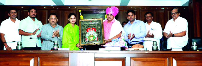 Shabby Words ... | ओथंबलेले शब्द..भारावलेले सभागृह Shabby Words ... | ओथंबलेले शब्द..भारावलेले सभागृह