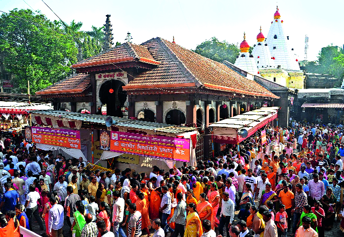 Three lakh devotees of Ambabai Charan in one day | एका दिवसात तीन लाख भाविक अंबाबाई चरणी