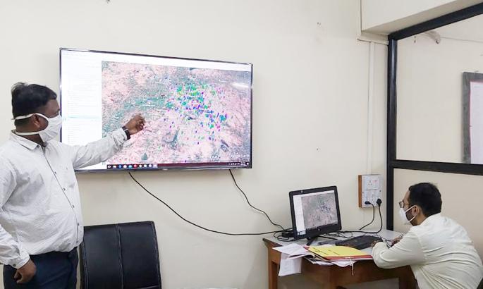 Kovid control room of Solapur Municipal Corporation became a model | सोलापूर महापालिकेचा कोविड नियंत्रण कक्ष ठरला मॉडेल Kovid control room of Solapur Municipal Corporation became a model | सोलापूर महापालिकेचा कोविड नियंत्रण कक्ष ठरला मॉडेल