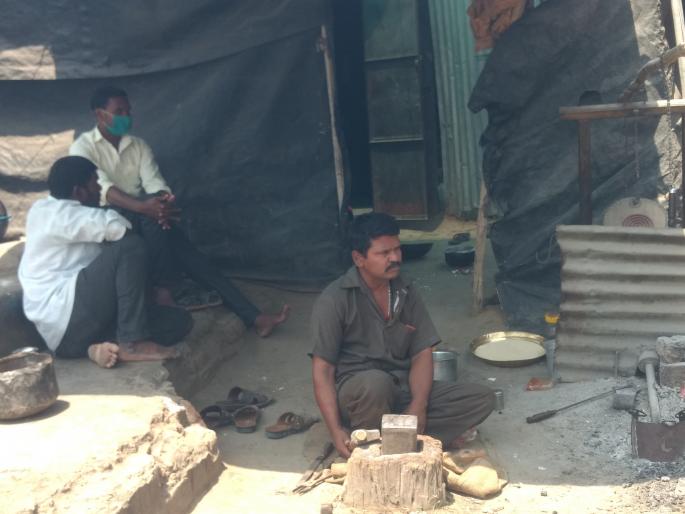  Oh my god, how did I get ... lost path, direction Twelve sandwiches in the dark yogurt butter area: Corona had to live 'lock' | देवा सरं ना ह्यो भोग कशा पायी...हरवली वाट, दिशा अंधारल्या दाही लोणी परिसरातील बारा बलुतेदार अडचणीत: कोरोनाने जगणेच झाले ‘लॉक’