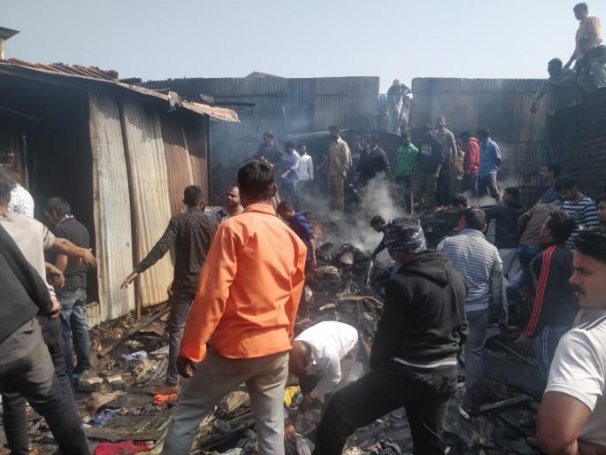 Four huts of a giant fire in Mahabaleshwar | महाबळेश्वर येथे भीषण आगीत चार झोपड्या खाक Four huts of a giant fire in Mahabaleshwar | महाबळेश्वर येथे भीषण आगीत चार झोपड्या खाक