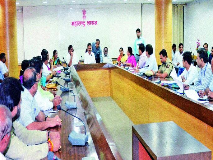 In the presence of ministers, Mundanei did the corporators | मंत्र्यांच्या उपस्थितीत मुंढेंनी नगरसेवकांना केले निरुत्तर In the presence of ministers, Mundanei did the corporators | मंत्र्यांच्या उपस्थितीत मुंढेंनी नगरसेवकांना केले निरुत्तर