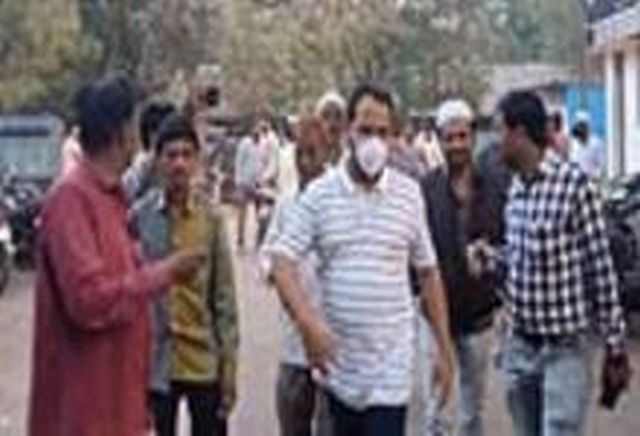 Survivor of stone-throwing case surrenders before police | दगडफेक प्रकरणातील संशयित आरोपीची पोलिसांपुढे शरणागती