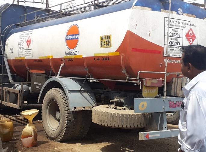 Manmad's fuel economy; Four people caught | मनमाडला इंधनचोरी; चार जणांना पकडले Manmad's fuel economy; Four people caught | मनमाडला इंधनचोरी; चार जणांना पकडले