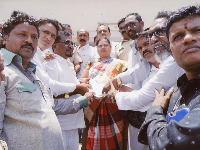 Demand for action against those who have criticized the Constitution | संविधानाची विटंबना करणाऱ्यांवर कारवाईची मागणी Demand for action against those who have criticized the Constitution | संविधानाची विटंबना करणाऱ्यांवर कारवाईची मागणी