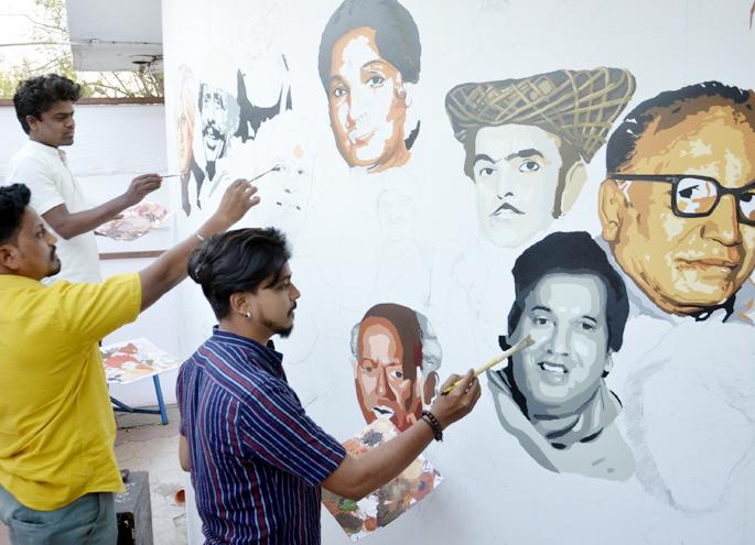 Visit of veteran artists on the walls of Hutatma Smriti Mandir in Solapur | सोलापुरातील हुतात्मा स्मृती मंदिराच्या भिंतींवर दिग्गज कलावंतांचे दर्शन