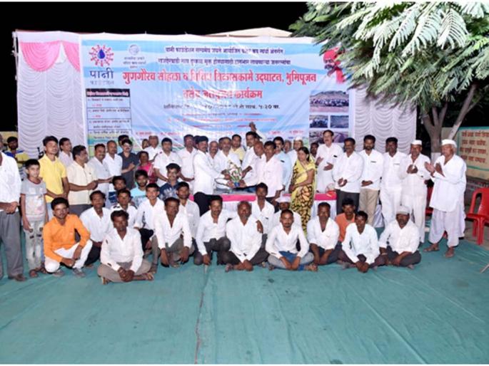 Felicitated Water Resource To Help Redder On Rajderwadi | राजदेरवाडीला दुष्काळमुक्त होण्यासाठी मदत करणाºया जलरत्नाचा सत्कार Felicitated Water Resource To Help Redder On Rajderwadi | राजदेरवाडीला दुष्काळमुक्त होण्यासाठी मदत करणाºया जलरत्नाचा सत्कार