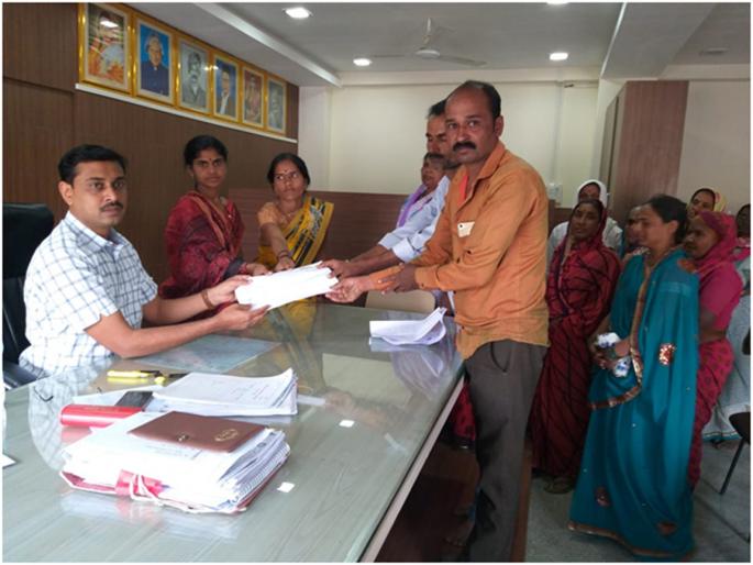 Water shortage to Uswad; Stretch movement of women and men | उसवाडला पाणीटंचाई ; महिला व पुरुषांचे ठिय्या आंदोलन Water shortage to Uswad; Stretch movement of women and men | उसवाडला पाणीटंचाई ; महिला व पुरुषांचे ठिय्या आंदोलन