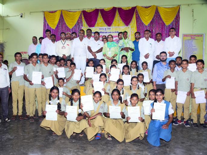 Distribution of various certificates in Maharaja's campaign | महाराजस्व अभियानात विविध दाखल्याचे वाटप Distribution of various certificates in Maharaja's campaign | महाराजस्व अभियानात विविध दाखल्याचे वाटप