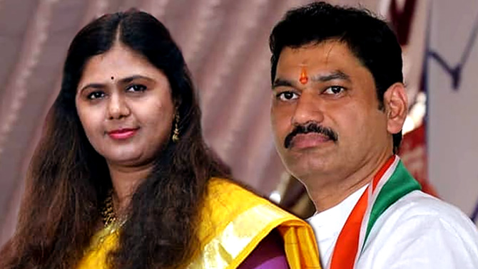 ... Others should not take credit, Dhananjay Mundhe's claim was refuted by Pankaj | ... इतरांनी श्रेय घेऊ नये, धनंजय मुंढेंच्या 'त्या' दाव्यानंतर पंकजांचा पलटवार ... Others should not take credit, Dhananjay Mundhe's claim was refuted by Pankaj | ... इतरांनी श्रेय घेऊ नये, धनंजय मुंढेंच्या 'त्या' दाव्यानंतर पंकजांचा पलटवार