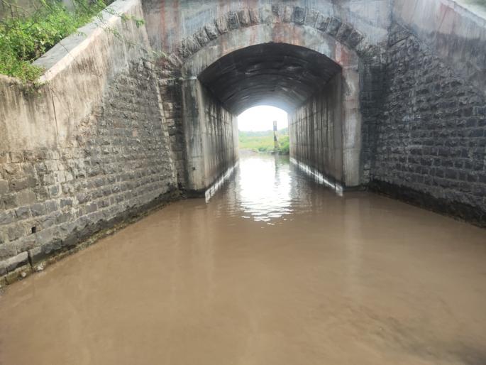Nandgaon-Mandwad road in water | नांदगाव-मांडवड रस्त पाण्यात Nandgaon-Mandwad road in water | नांदगाव-मांडवड रस्त पाण्यात