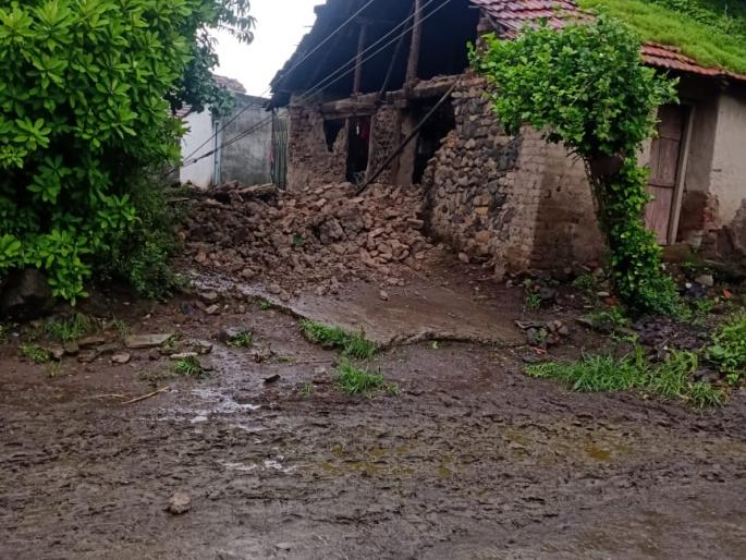 Continuous damage to homes | संततधारेने घरांचे नुकसान