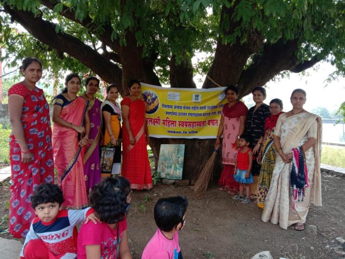 Cleaning at Prayag Tirtha by the women of the self help group | बचत गटाच्या महिलांकडून प्रयाग तीर्थावर स्वच्छता