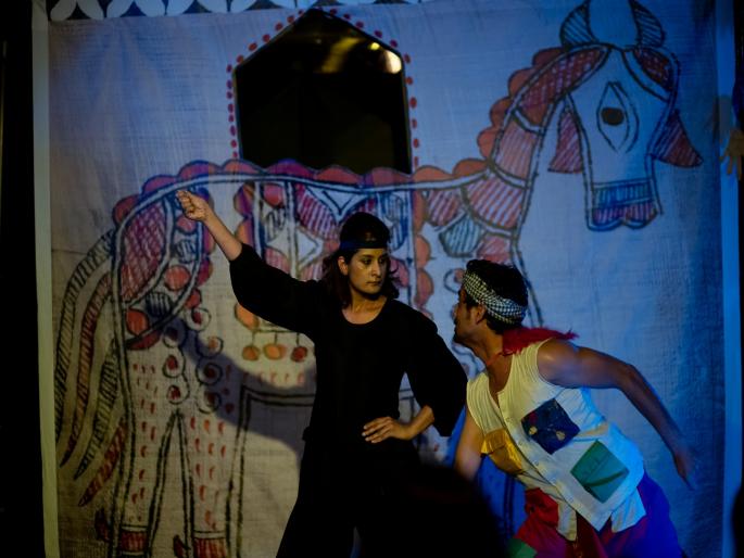 police check the language of artists | रंगकर्मींच्या सामानाची पाेलिसांकडून तपासणी ; पाेलिसी हिसका दाखवण्याचा प्रयत्न police check the language of artists | रंगकर्मींच्या सामानाची पाेलिसांकडून तपासणी ; पाेलिसी हिसका दाखवण्याचा प्रयत्न