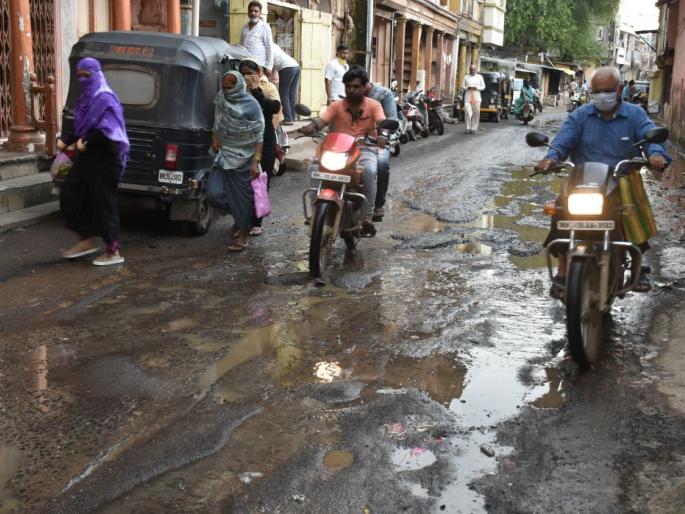 The drainage chamber burst, for four days now | ड्रेनेजचे चेंबर फुटले, चार दिवसांपासून हाल The drainage chamber burst, for four days now | ड्रेनेजचे चेंबर फुटले, चार दिवसांपासून हाल