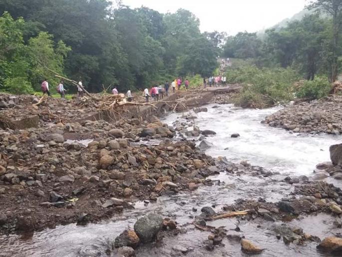 At 39 kilometers, the road closed at 13 places | 39 किलोमीटर अंतरात 13 ठिकाणी रस्ता बंद At 39 kilometers, the road closed at 13 places | 39 किलोमीटर अंतरात 13 ठिकाणी रस्ता बंद