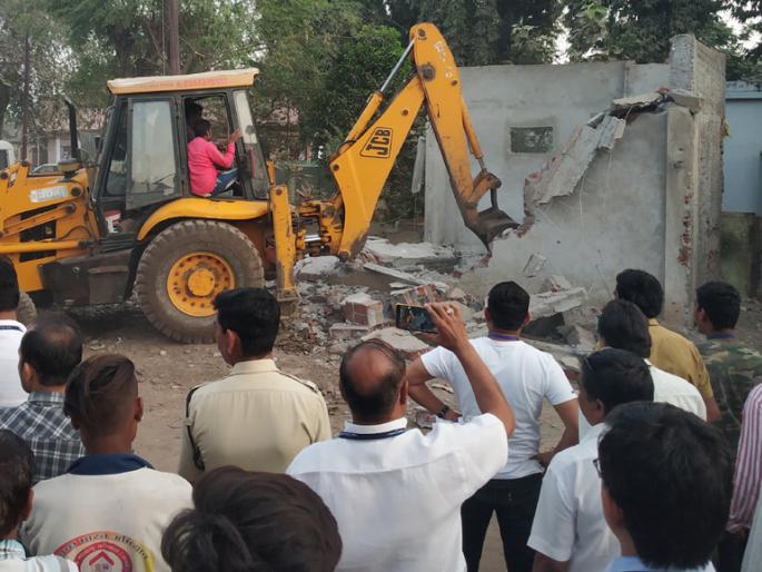 On the third day a permanent encroachment landslide | तिसऱ्या दिवशी पक्के अतिक्रमण जमीनदोस्त On the third day a permanent encroachment landslide | तिसऱ्या दिवशी पक्के अतिक्रमण जमीनदोस्त