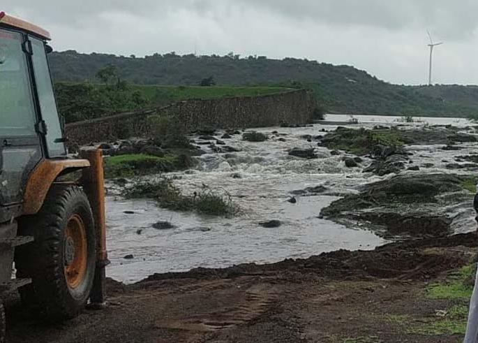 Thanepada lake wall collapsed | ठाणेपाडा तलावाच्या भिंतीला पडले भगदाड