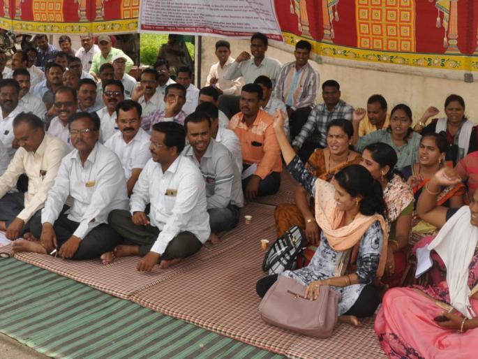 Movement of village workers for pending demands | प्रलंबित मागण्यांसाठी ग्रामसेवकांचे आंदोलन Movement of village workers for pending demands | प्रलंबित मागण्यांसाठी ग्रामसेवकांचे आंदोलन