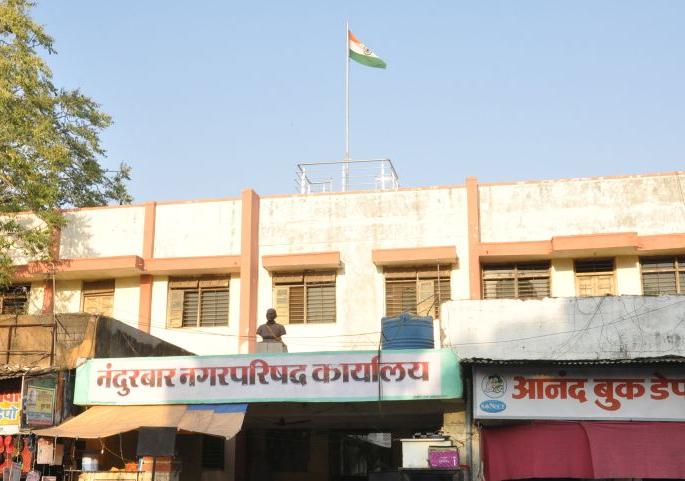 Delete the large Marutinjak pillows only after the cleaning rankings | मोठा मारुतीनजीकचे उकिरडे हटवा नंतरच स्वच्छता रँकींगच्या वल्गना करा Delete the large Marutinjak pillows only after the cleaning rankings | मोठा मारुतीनजीकचे उकिरडे हटवा नंतरच स्वच्छता रँकींगच्या वल्गना करा