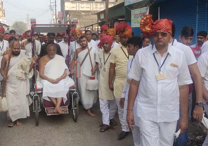 Jain society attracts attention in martyrdom | शहाद्यात जैन समाजातर्फे शोभायात्रेने वेधले लक्ष