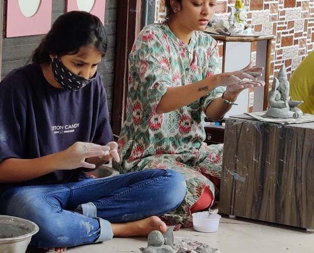 Bharti Pawar teaching sculpture from shadu clay | शाडू मातीपासून मूर्तीचे प्रशिक्षण देणारी भारती पवार Bharti Pawar teaching sculpture from shadu clay | शाडू मातीपासून मूर्तीचे प्रशिक्षण देणारी भारती पवार